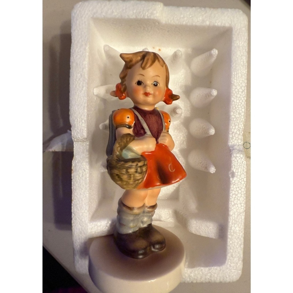 Goebel Hummel SCHOOL GIRL w/ Backpack & Basket 4.5" #81 2/0 TMK 6 "Missing Bee" - Picture 10 of 13
